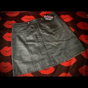High quality faux leather zip skirt